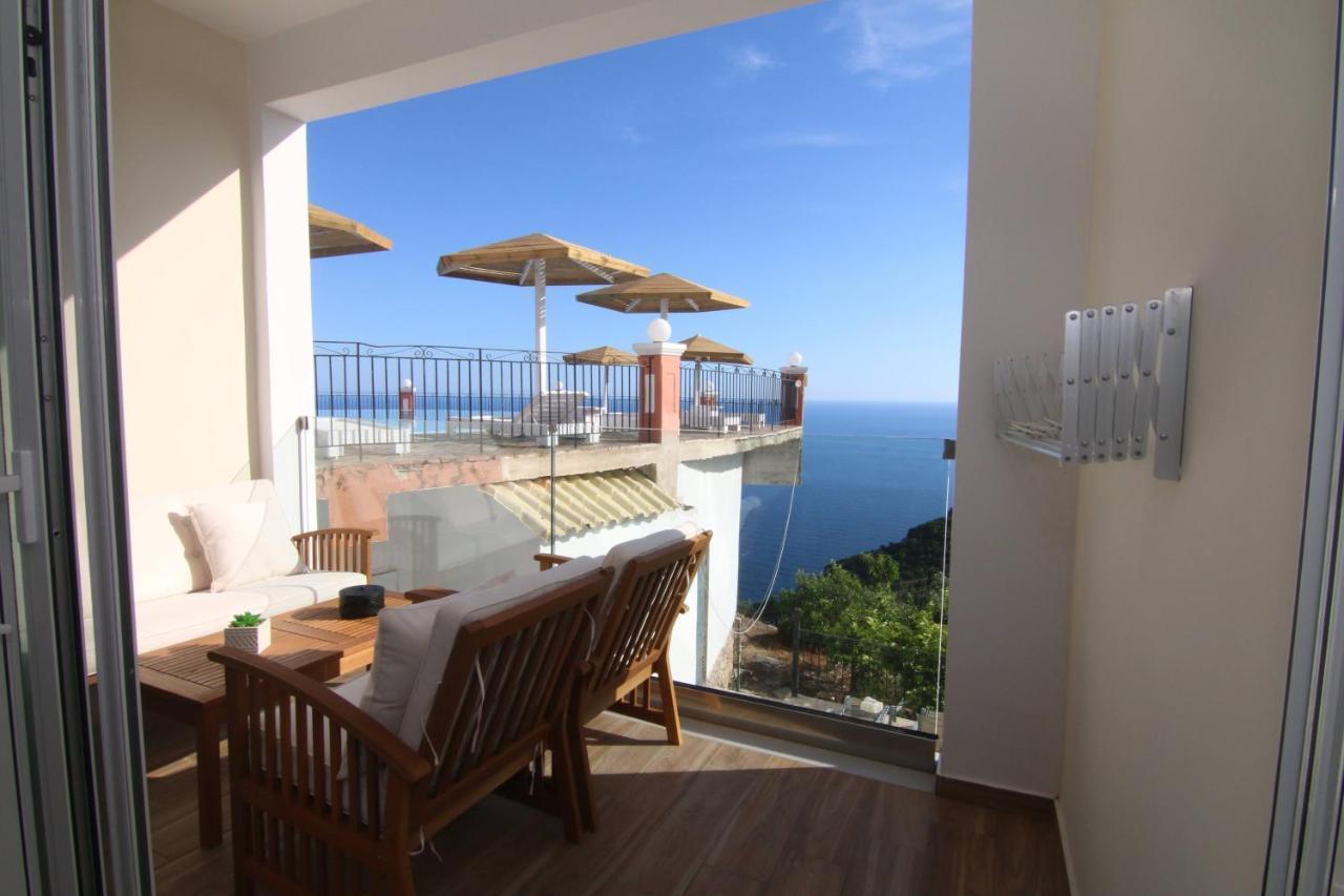 Lakones Deluxe Suites Extérieur photo